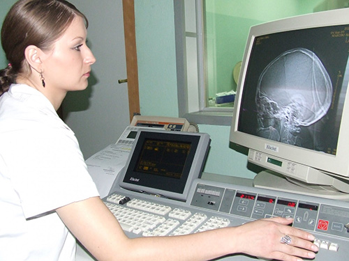 Na zdjęciu badanie tomografem komputerowym